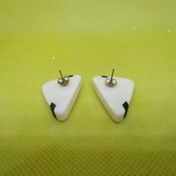 Avon Black White Plastic Triangle Earrings Pierced - Picture 7 of 7
